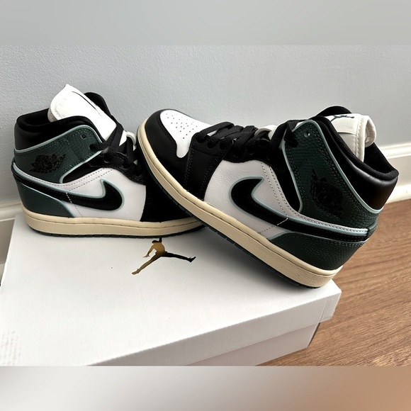 Jordan Shoes - Woman’s Jordan Air Mid SE